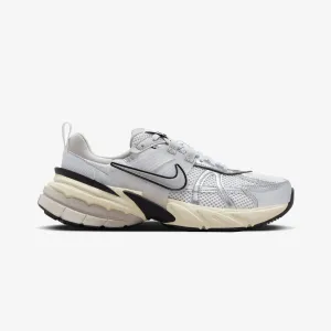 NIKE | WMN'S V2K RUN { SUMMIT WHITE/METALLIC SILVER