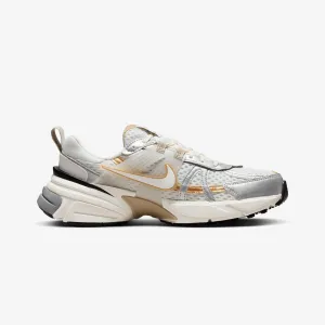 NIKE | WMN'S V2K RUN { WHITE/WHITE-KHAKI-METALLIC SILVER